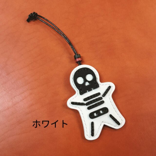 レザーで出来たスカルチャーム | iichi 日々の暮らしを心地よくする