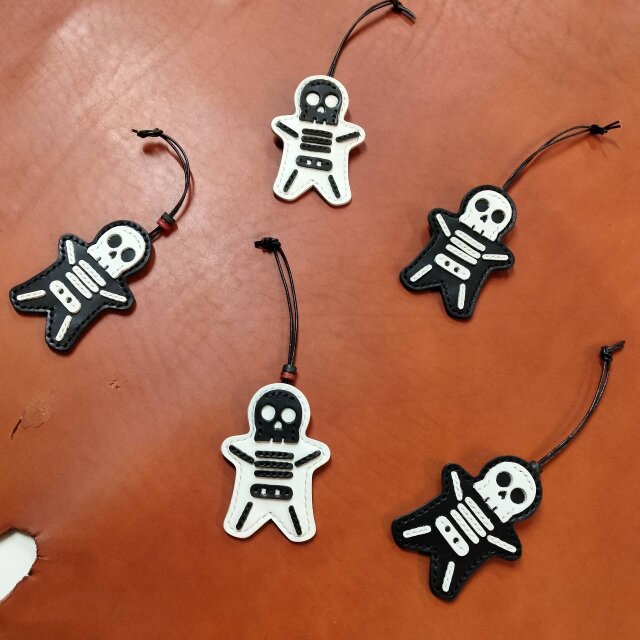 【商談中です】ハンドメイドチャーム⭐暮れなずむ こんにちは 夏らしい刺繍はじめました〜 浴衣とお面の猫ちゃんです