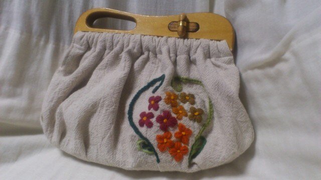 リネンにウール刺繍のクラッチバッグの画像1枚目