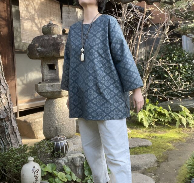 【着物リメイク】大島紬のシンプルなブラウス/花柄/衿なし/絹 | iichi 