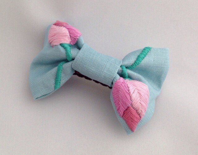 はすのつぼみ刺繍のおりぼんバレッタの画像1枚目