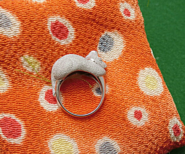 平和の象徴 銀製『眠り猫の指輪』 ＊18金製&プラチナ製も制作可能