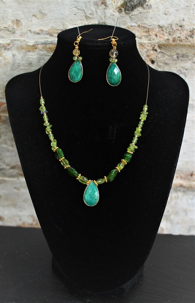 エメラルド　ネックレス