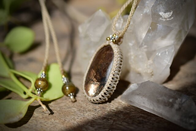 宝石質ブラックオパールとサファイアのマクラメネックレス 古代の色味☆ブラックサファイア マクラメペンダント257 | iichi