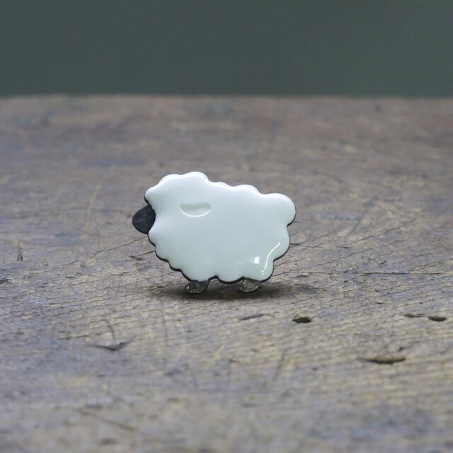 七宝焼　ピンバッチ　羊