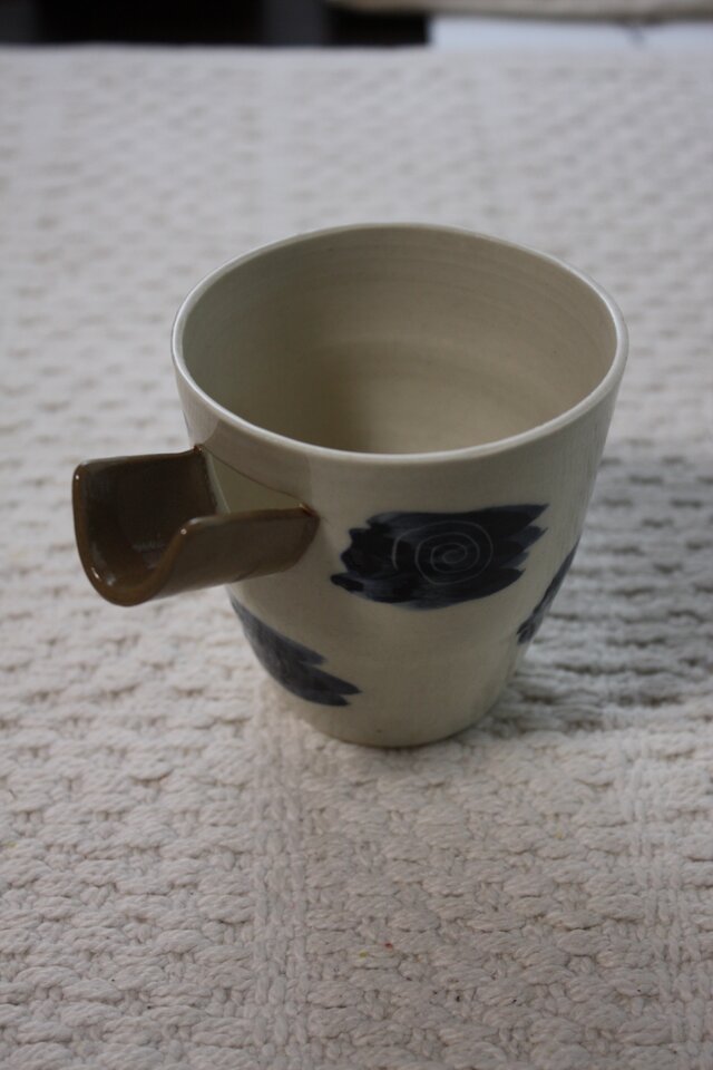 呉須に乗る渦巻き模様の二色片口酒器