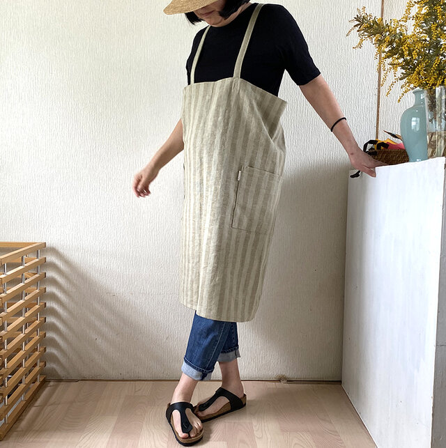 肩ヒモを細くしたバッククロス・エプロン小　リネンキャンバス・ストライプ