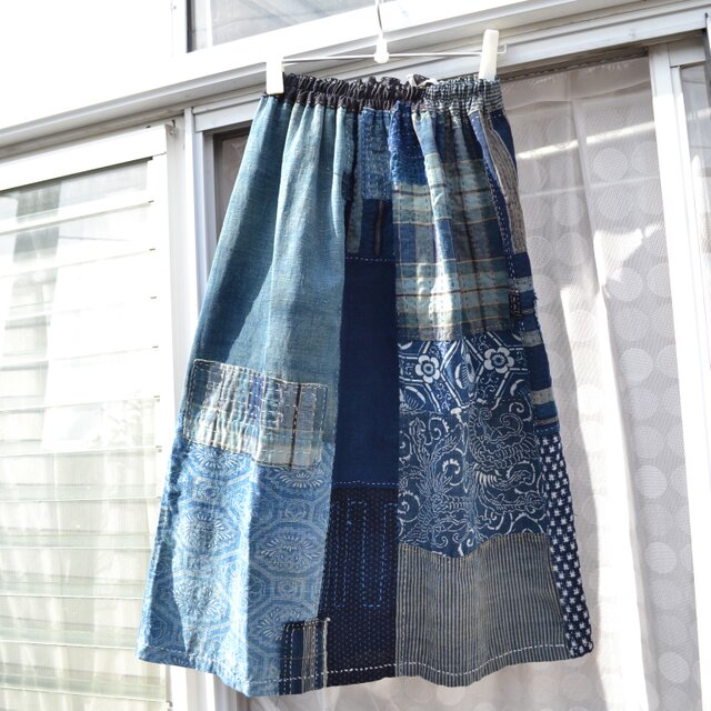 木綿　藍色　型染の古布から手縫いギャザースカート　Ｊ-57の画像1枚目