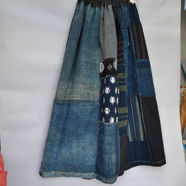 木綿 藍色 型染の古布から手縫いギャザースカート Ｊ-57 | iichi 日々