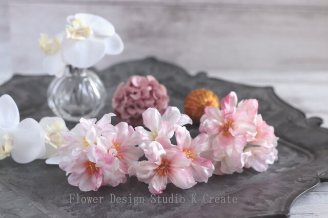 小さな胡蝶蘭と八重桜の髪飾り 胡蝶蘭 桜 八重桜 アーティフィシャル