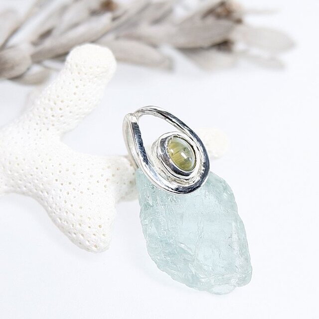 マダガスカル産　アクアマリン原石とクリソベリルのペンダント