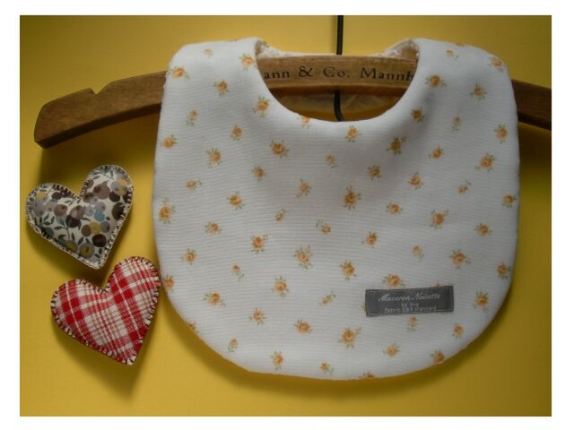 PURE*スタイ*Wガーゼ小バラ柄 イエロー Simple Bib マカロンノワゼット