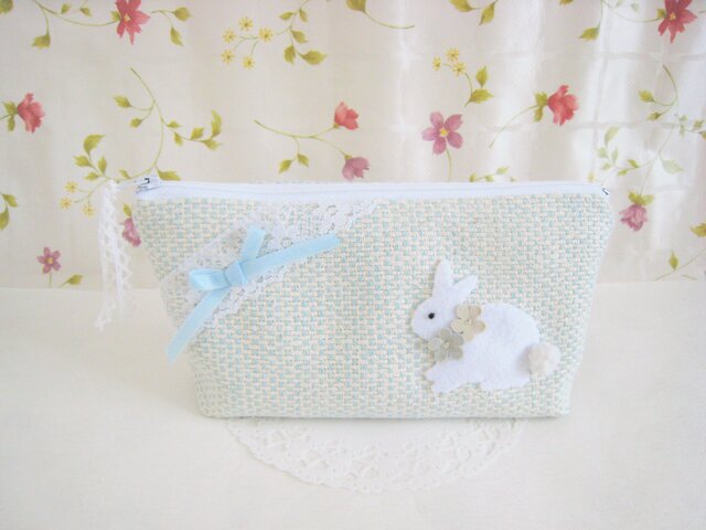 リボンとレースを飾った可愛い白うさぎのポーチ(水色） | iichi