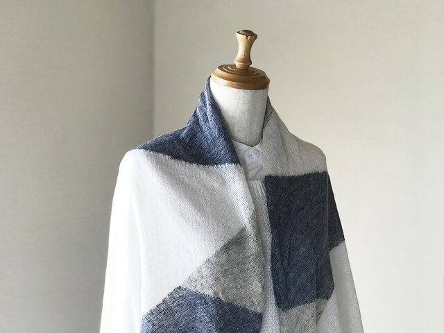 フレンチリネンの大判ショール 幾何学模様 White/Blueの画像1枚目