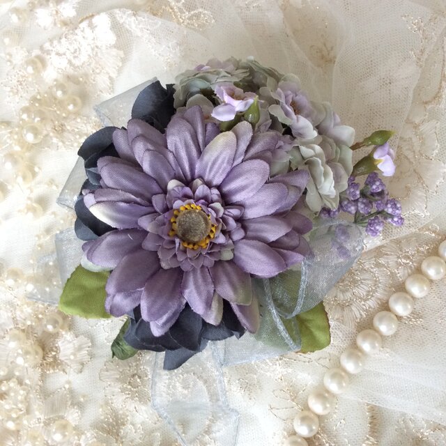 グレーパープルのシックなコサージュ（造花、コサージュ、結婚式、入学式、卒業式、お誕生日、バックチャーム、母の日、敬老の日）