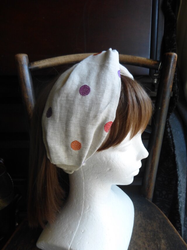 リネンに水玉刺繍柄のクロスヘアバンド