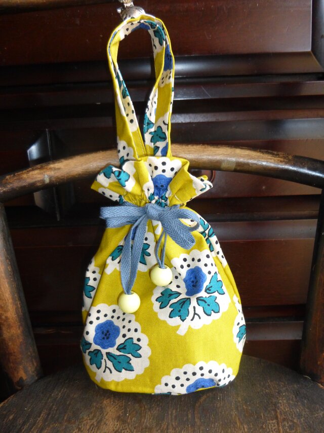 黄色の北欧風花柄の巾着バッグ（送料無料）