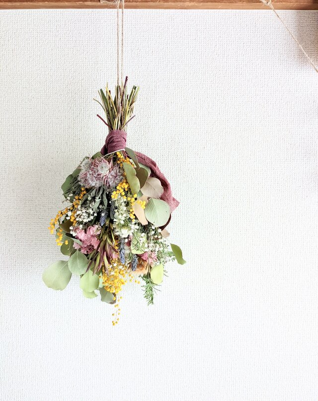 ミモザやユーカリ、カスミソウ、スターチスなどレトロで小ぶりなドライフラワースワッグ