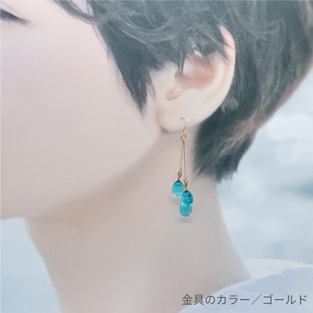手づくりガラスの【雨だれピアス】ペールブルー ☆金具変更OK ドロップ