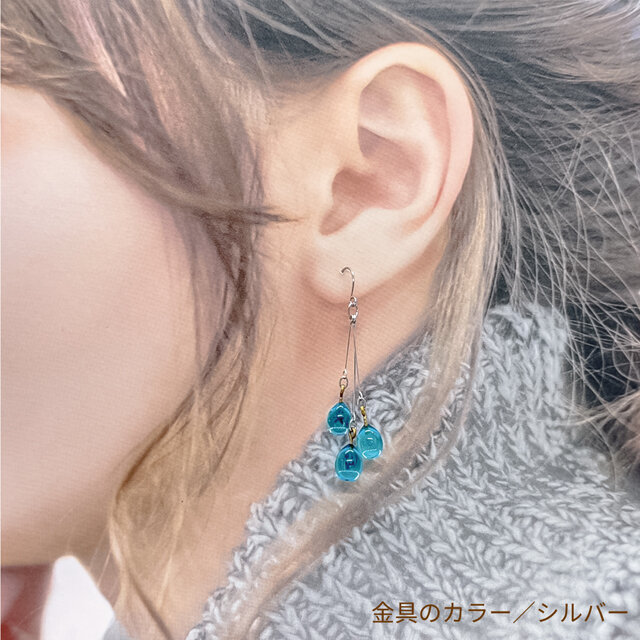 手づくりガラスの【雨だれピアス】ペールブルー ☆金具変更OK ドロップ