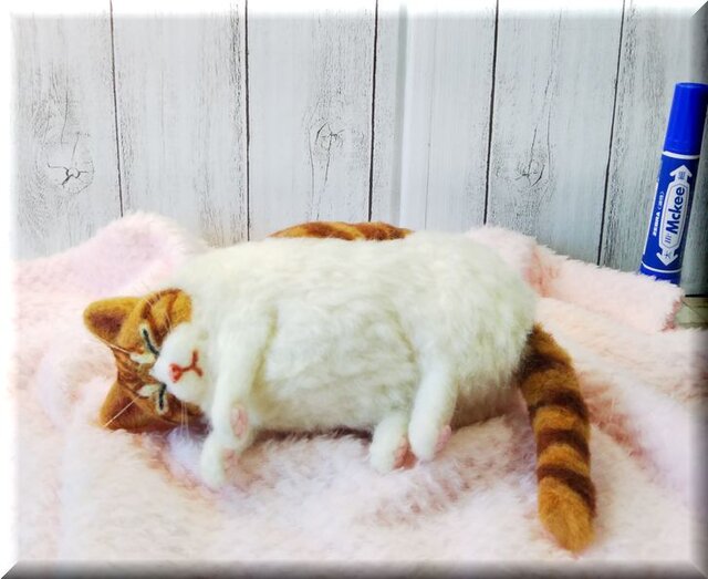 羊毛フェルト 猫 ねむねむなデブ猫さん 茶トラハチワレ猫 ブサ猫