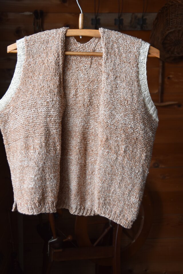 手紡ぎコットンで編んだ前あきベスト
