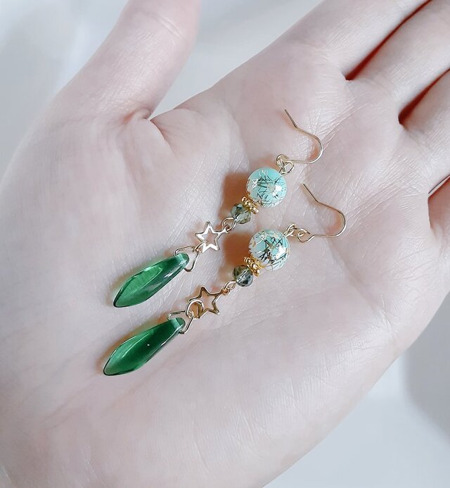 唐草ビーズとチェコダガービーズのピアス(グリーン) | iichi