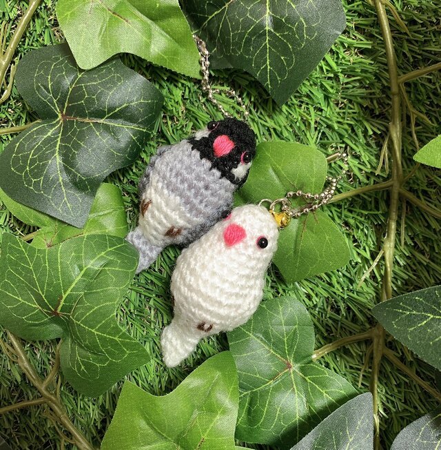 アクリルニットを使用していますインコ  あみぐるみ ハンドメイド ジェル ホルダー