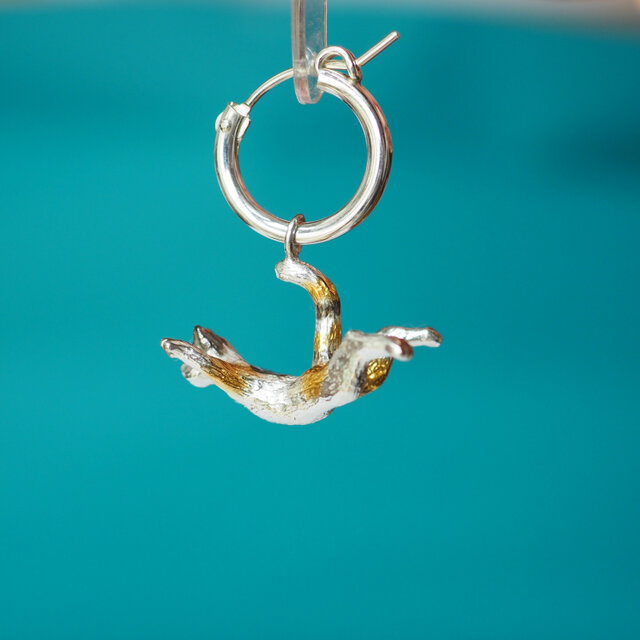 ジャンプ猫ピアス イヤリング片耳 | iichi 日々の暮らしを心地よくする