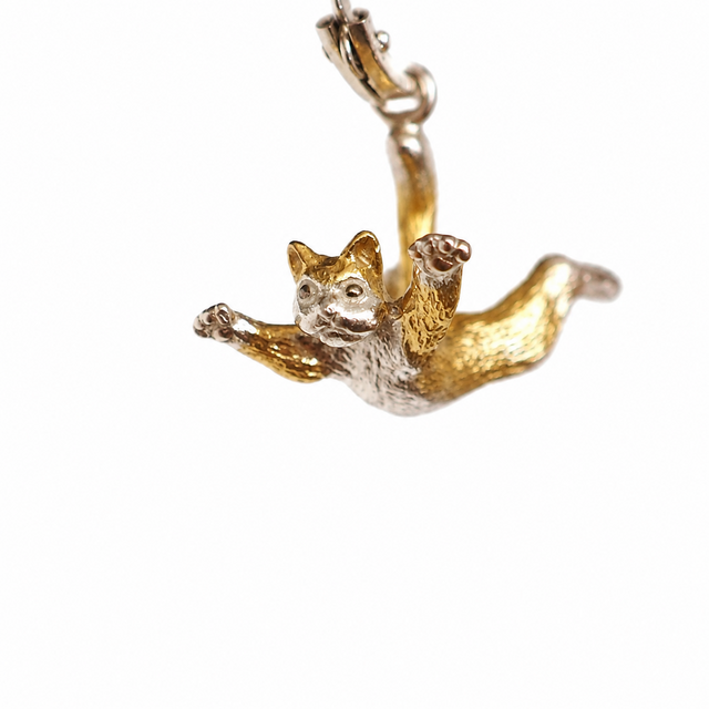 ジャンプ猫ピアス イヤリング片耳 | iichi 日々の暮らしを心地よくする