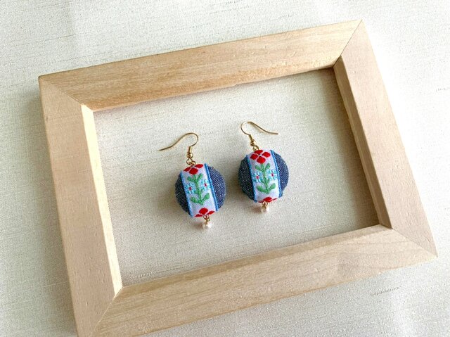 自然派デニム 赤いお花と白い森のマカロンピアス／イヤリング | iichi