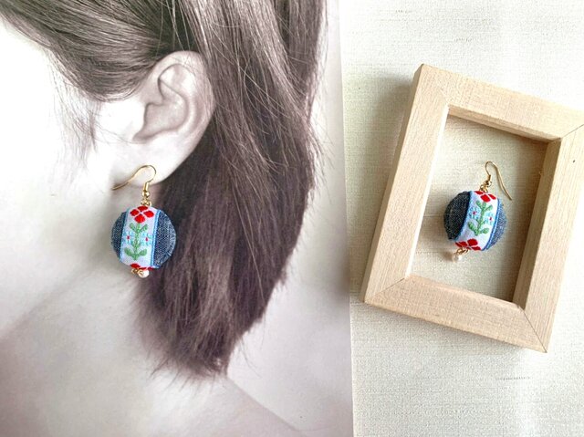 自然派デニム 赤いお花と白い森のマカロンピアス／イヤリング | iichi