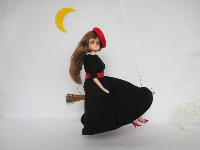 B 人形付 ホウキに乗った赤いベレー帽の魔女人形さん 着せ替えには向きません 29cm ハロウィン iichi  日々の暮らしを心地よくするハンドメイドやアンティークのマーケットプレイス