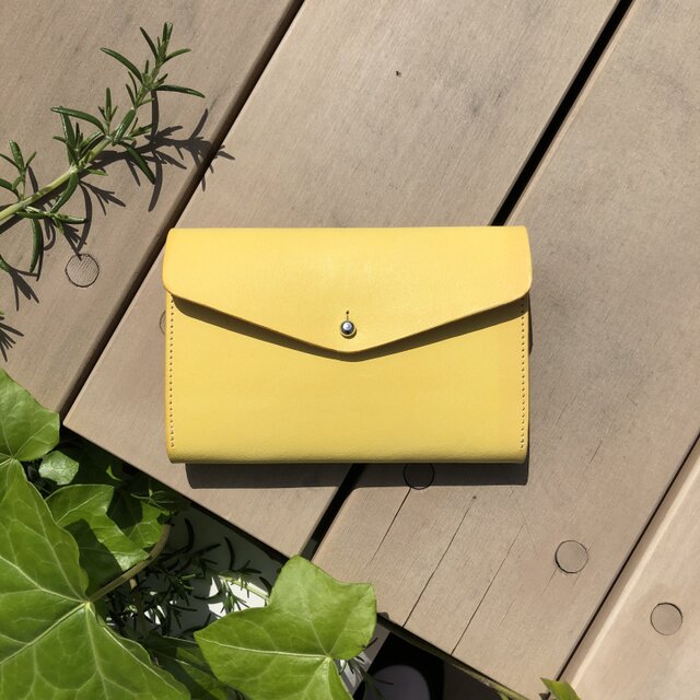 小銭が探しやすい 革のミニ財布 happy yellow イタリア製レザー Medium Basic Walletの画像1枚目