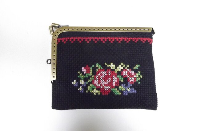 クロスステッチ 完成品 ファスナーポーチ サモイロフ オーダー62 クロスステッチ刺繍・L字型口金フラットポーチ | iichi 日々の暮らしを