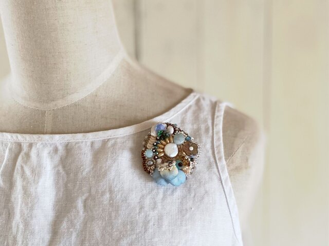 花と石 no.8 ブローチ | iichi 日々の暮らしを心地よくする