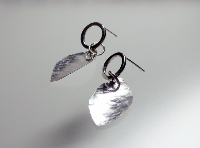 葉っぱの彫金ダングリングピアス | iichi 日々の暮らしを心地よくする