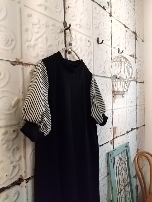 黒カットソーお袖はストライプのパフスリーブワンピース