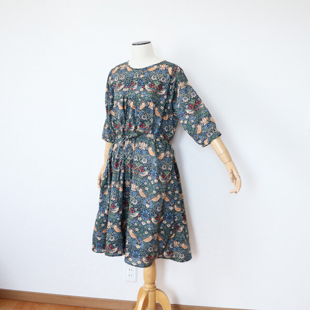 moda fabrics　ストロベリーシーフのタックワンピース