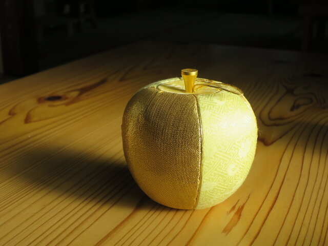 リンゴのオブジェ 金色 伝統工芸品【江戸木目込人形・西陣織・金沢箔