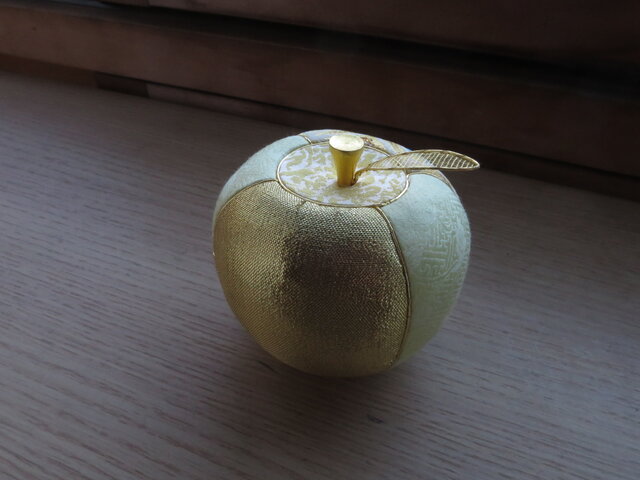 リンゴのオブジェ 金色 伝統工芸品【江戸木目込人形・西陣織・金沢箔