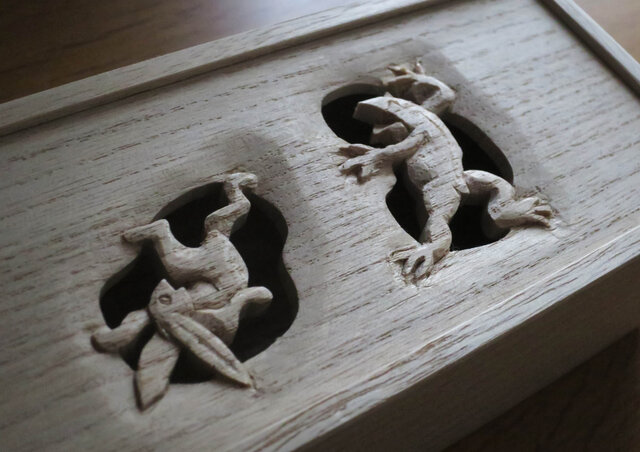鳥獣戯画を木彫刻した小物入れ 高山寺公認 大阪欄間 桐箪笥 伝統工芸
