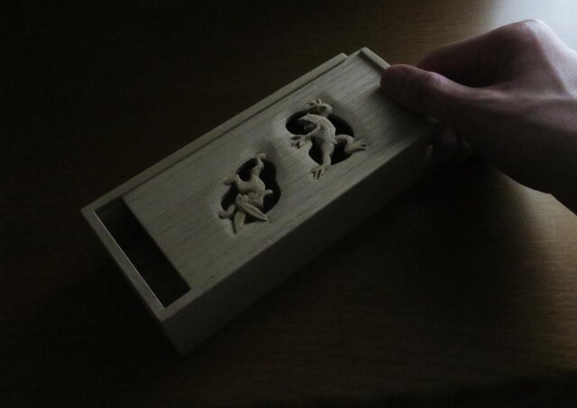 鳥獣戯画を木彫刻した小物入れ 高山寺公認 大阪欄間 桐箪笥 伝統工芸