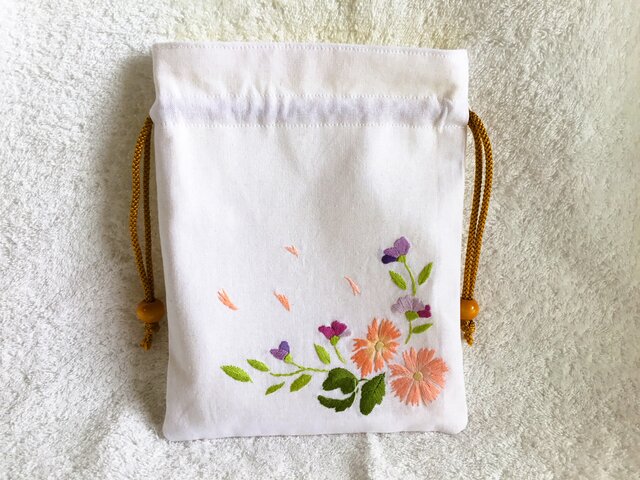 花刺繍の巾着～オレンジと紫の花～ | iichi 日々の暮らしを