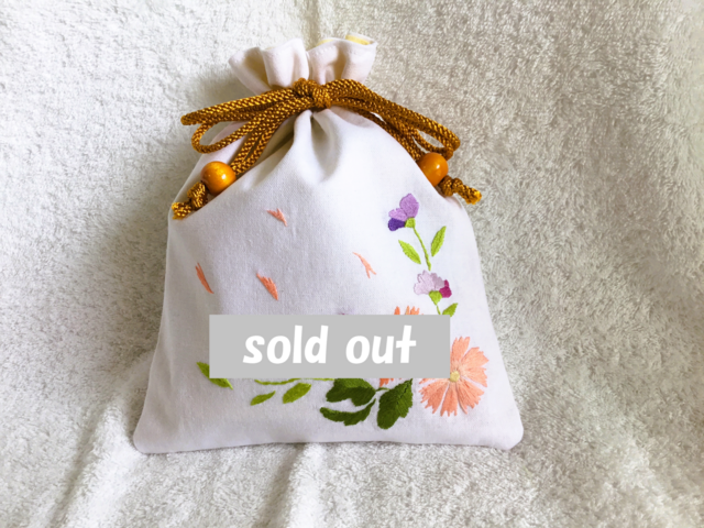 アンティーク フランス 草色リネン 赤い実/草花のシルク刺繍 リング付き巾着 フランスアンティークGROS DE TOURS サンプル刺繍シルククロス