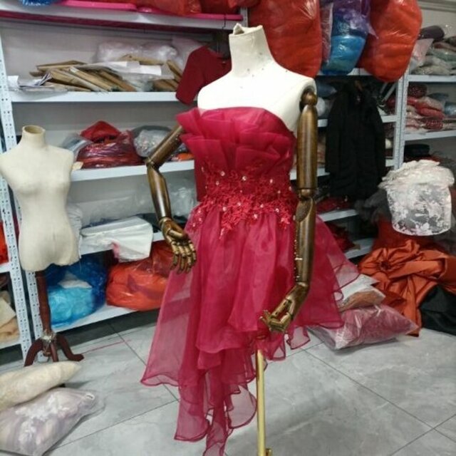 美品！カラードレス 赤 ビジュー スレンダーライン ミニドレス 3D立体
