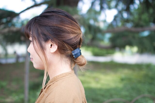 レザーヘアゴム」 栃木レザー | iichi 日々の暮らしを心地よくする