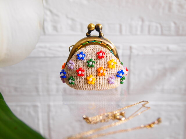 ビーズ編みのプチがま口-生成りの小花 | iichi 日々の暮らしを心地よく