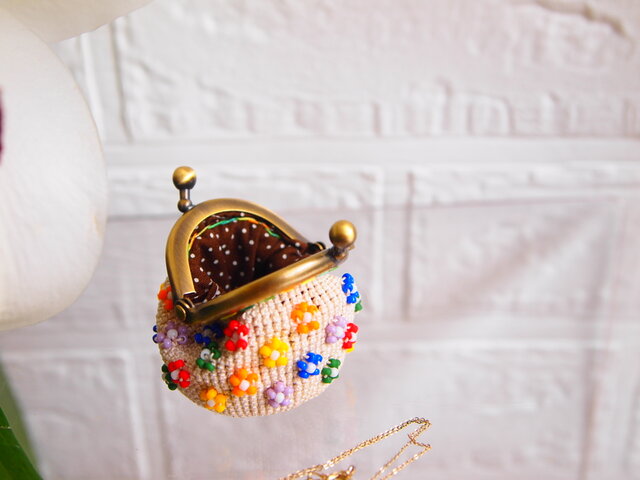 ビーズ編みのプチがま口-生成りの小花 | iichi 日々の暮らしを心地よく