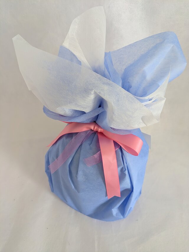 プリザーブドフラワー／ドームの中に咲く青とピンクの薔薇と小花の